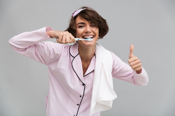 Manfaat gosok gigi ternyata tidak hanya memutihkan tapi juga mencegah tumbuhnya bakteri dan kuman.