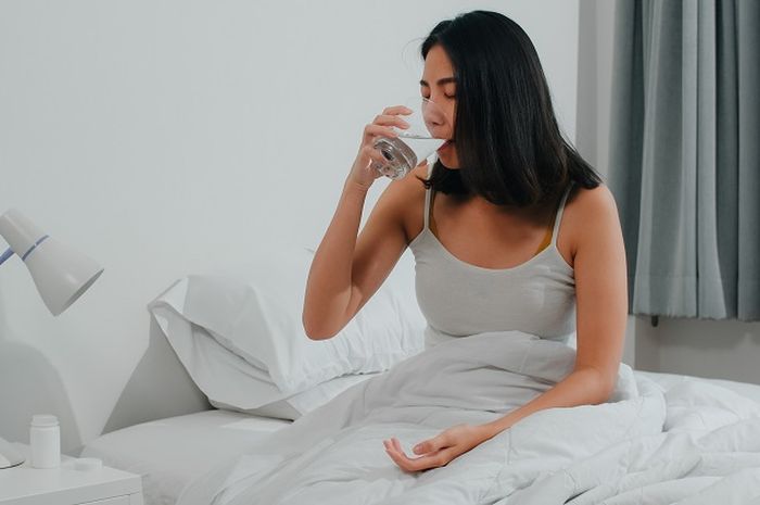 Kebiasaan minum air putih sebelum tidur berbahaya bagi kesehatan