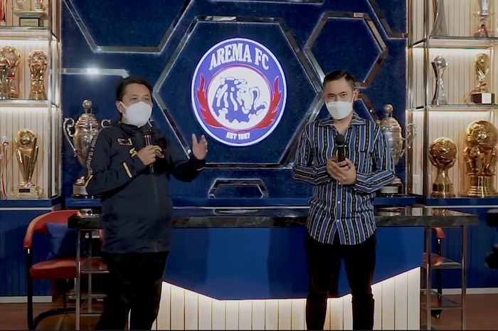 Presiden Arema FC, Gilang Widya Pramana meresmikan ruang konfrensi pers Arema FC.