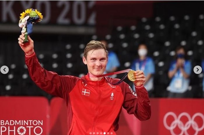 Tunggal putra Denmark, Viktor Axelsen berpose memamerkan medali emas Olimpiade Tokyo 2020.