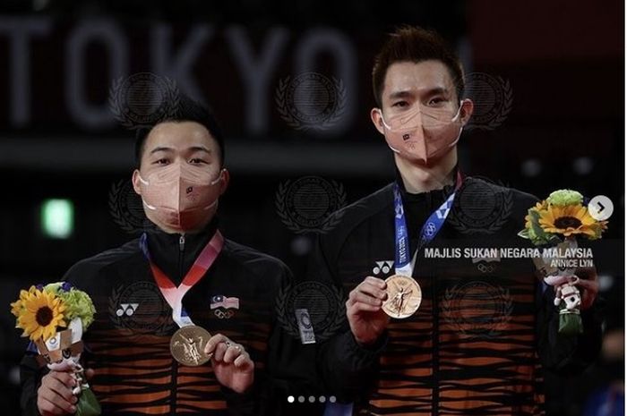 Ganda putra Malaysia, Aaron Chia/Soh Wooi Yik berpose memamerkan medali perunggu Olimpiade Tokyo 2020.
