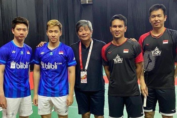 Ganda putra Indonesia, Marcus/Kevin (kiri) dan Ahsan/Hendra (kanan) menyinggung cedera hingga badan memar-memar saat bertanding di babak 16 besar Indonesia Masters 2022.