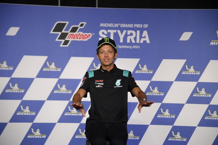 Pembalap Petronas Yamaha SRT, Valentino Rossi, pada konferensi pers mengumumkan pensiun di sela MotoGP Styria 2020, Kamis (5/8/2021).