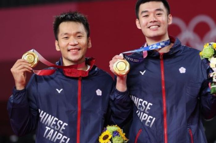 Pasangan ganda putra Taiwan, Lee Yang (kiri)/Wang Chi-Lin, berpose dengan medali emas Olimpiade Tokyo 2020 yang mereka raih usai memenangi laga final kontra Li Jun Hui/Liu Yu Chen (China), 21-18, 21-12, di Musashino Forest Sport Plaza, Tokyo, Jepang, Sabtu (31/7/2021).