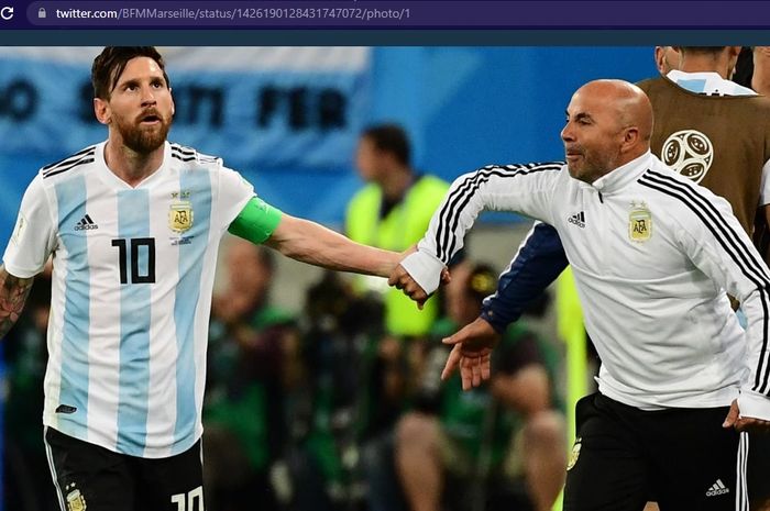 Lionel Messi (kiri) bersama mantan pelatihnya di timnas Argentina, Jorge Sampaoli.