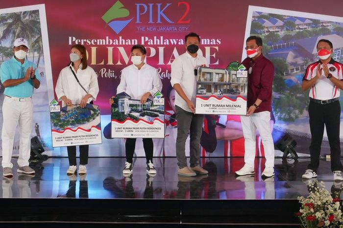 Agung Sedayu Group dan Salim Group memberikan hadiah masing-masing satu unit rumah di kawasan Pantai Indah Kapuk 2 untuk Greysia Polii/Apriyani Rahayu.
