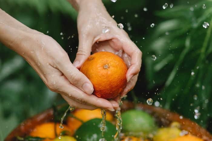 Hindari mencuci buah sebelum disimpa di kulkas