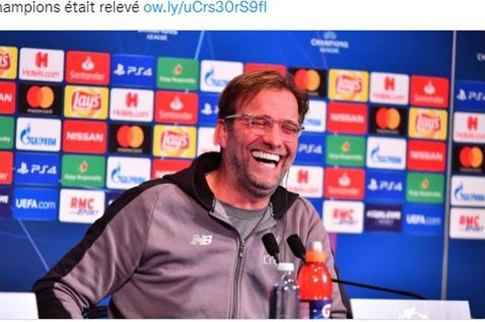 Pelatih Liverpool, Juergen Klopp tertawa terbahak-bahak saat konferensi pers.