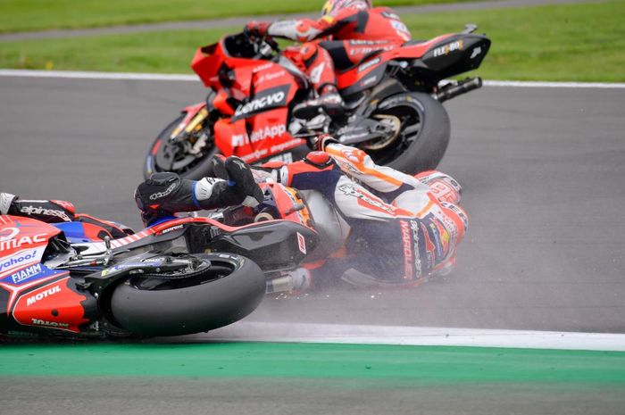 Pembalap Repsol Honda, Marc Marquez mengalami kecelakaan yang menyeret Jorge Martin (Pramac Ducati) di MotoGP Inggris 2021.