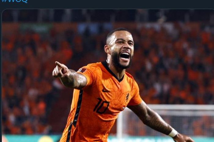 Memphis Depay merayakan gol untuk timnas Belanda ke gawang Montenegro di kualifikasi Piala Dunia 2022.
