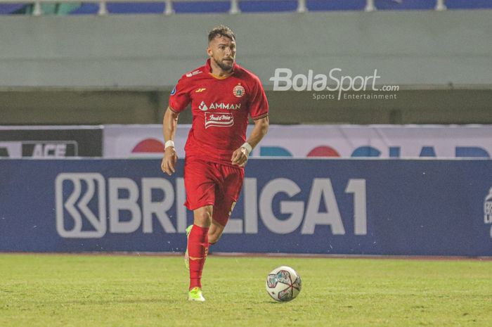 Striker asing Persija Jakarta, Marko Simic, sedang menggiring bola dalam laga pekan pertama Liga 1 2021 di Stadion Pakansari, Bogor, Jawa Barat, 5 September 2021.