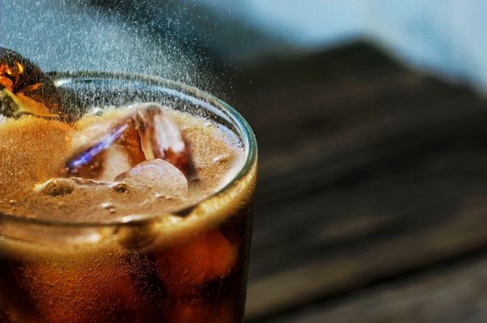 Menghindari minuman soda adalah salah satu cara menjaga kesehatan limpa.