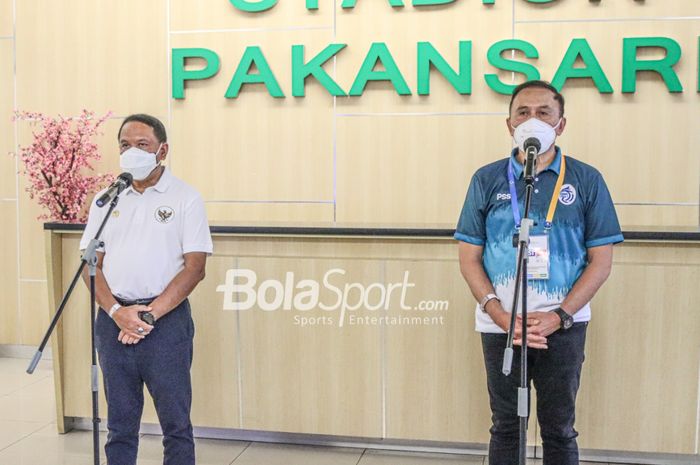 Menteri Pemuda dan Olahraga Republik Indonesia, Zainudin Amali (kiri), dan Ketua Umum PSSI, Mochamad Iriawan (kanan), sedang memberikan keterangan kepada awak media di Stadion Pakansari, Bogor, Jawa Barat, 12 September 2021.