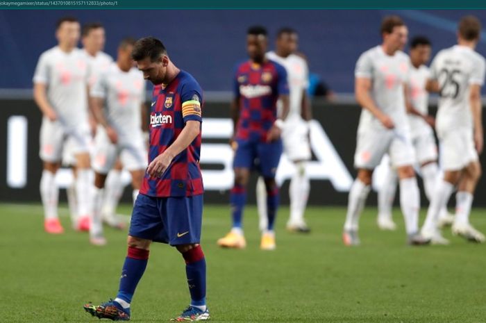 Lionel Messi tertunduk lesu saat Barcelona dibabat habis Bayern Muenchen pada babak perempat final Liga Champions 2019-2020.