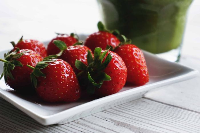 Strawberry yang kaya kandungan vitamin C ampuh untuk mencegah inflamasi atau peradangan pada tubuh.