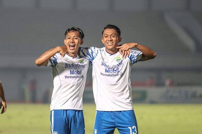Pemain Persib Bandung, Febri Hariyadi, ikut merayakan gol dari rekannya, Beckham Putra Nugraha, dalam laga pekan ketiga Liga 1 2021 di Stadion Indomilk Arena, Tangerang, Banten, 18 September 2021.