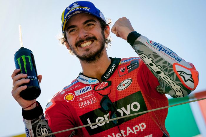 Pembalap Ducati, Francesco Bagnaia, berpose setelah sesi kualifikasi MotoGP San Marino 2021 di Sirkuit Misano, Sabtu (18/9/2021).