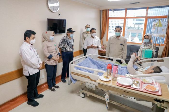 Menpora Zainudin Amali menjenguk legenda bulu tangkis Indonesia, Verawaty Fajrin, yang tengah terbaring di Rumah Sakit Dharmais, Jakarta, karena menderita kanker paru-paru. 