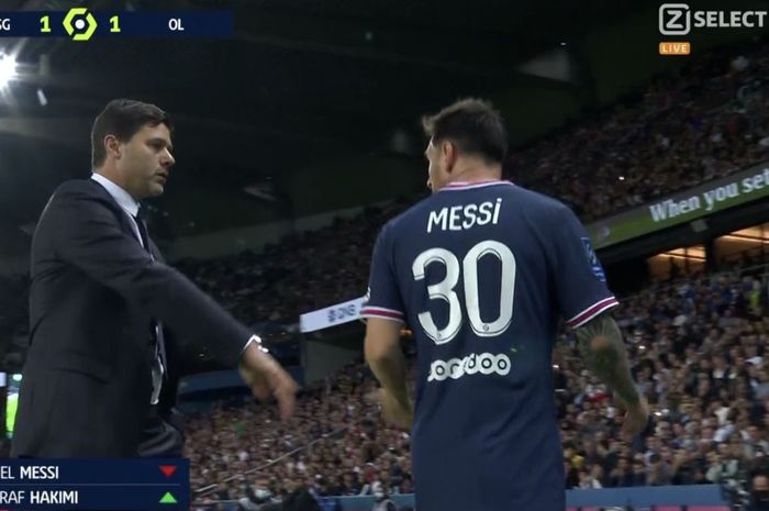 Pelatih Paris Saint-Germain, Mauricio Pochettino, berbicara dengan Lionel Messi dalam laga Liga Prancis kontra Olympique Lyon di Stadion Parc des Princes, Minggu (19/9/2021).