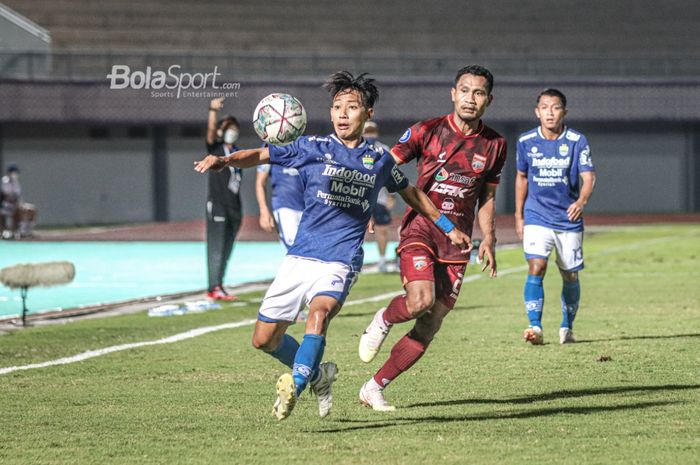 Gelandang Persib Bandung, Beckham Putra Nugraha (kiri), sedang menguasai bola dan dibayangi oleh bek Borneo FC, Safrudin Tahar (kanan), dalam laga pekan keempat Liga 1 2021 di Stadion Indomilk Arena, Tangerang, Banten, 23 September 2021.