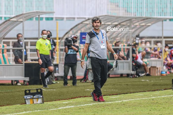 Pelatih Bali United, Stefano Cugurra alias Teco, sedang memantau para pemainnya dalam laga pekan keempat Liga 1 2021 di Stadion Pakansari, Bogor, Jawa Barat, 24 September 2021.