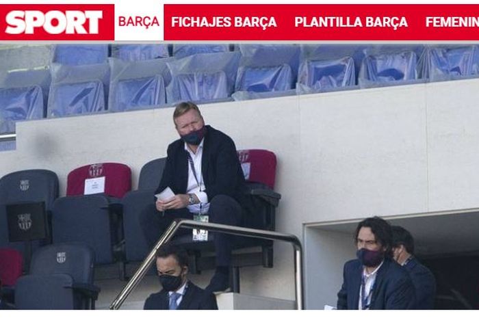 Pelatih Barcelona, Ronald Koeman, memantau laga dari area terpisah di tribune stadion.