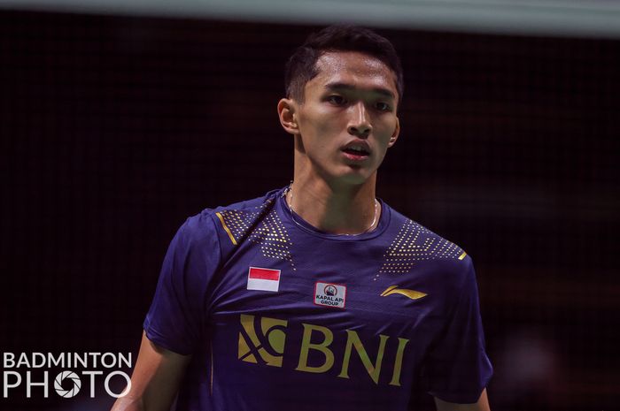 Tunggal putra Indonesia, Jonatan Christie saat menghadapi Brian Yang (Kanada) di Sudirman Cup 2021.