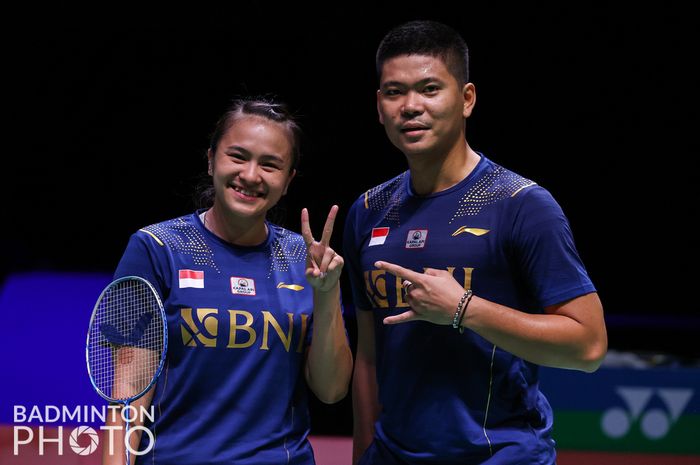 Ganda campuran Indonesia, Praveen Jordan/Melati Daeva Oktavianti dalam pertandingan melawan Denmark di Sudirman Cup 2021.