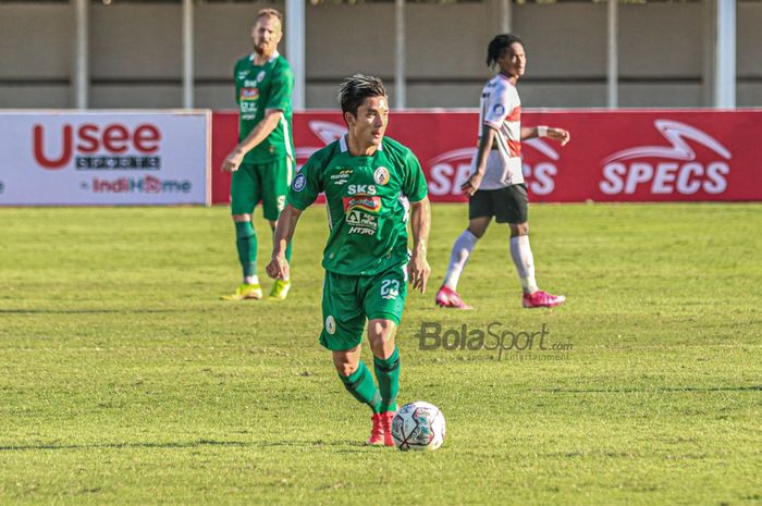 Gelandang PSS Sleman, Kim Kurniawan, sedang menguasai bola dalam laga pekan keempat Liga 1 2021 di Stadion Madya, Senayan, Jakarta, 25 September 2021.