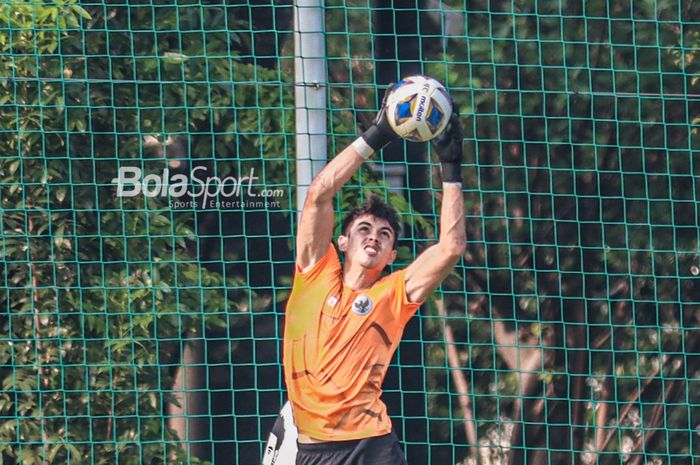 Nadeo Argawinata sedang menangkap bola dalam sesi latihan bersama timnas Indonesia di Lapangan G (Panahan), Senayan, Jakarta, 2 Oktober 2021.