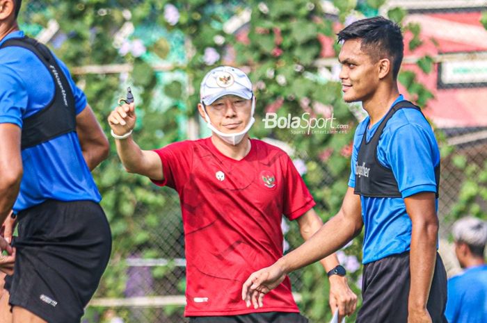 Pelatih timnas Indonesia, Shin Tae-yong (jersey merah), nampak sedang memberikan intruksi kepada para pemainnya dalam sesi latihan di Lapangan G (Panahan), Senayan, Jakarta, 2 Oktober 2021.