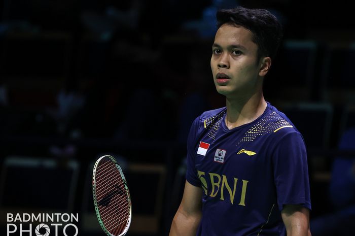 Pemain tunggal putra Indonesia, Anthony Sinisuka Ginting, ketika melawan Lee Zii Jia asal Malaysia pada perempat final Sudirman Cup 2021.