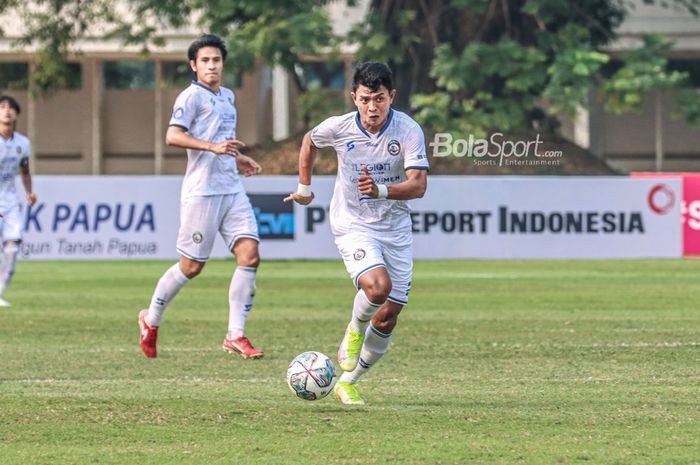 Penyerang Arema FC, Dedik Setiawan (kanan), sedang menguasai bola dalam laga pekan kelima Liga 1 2021 di Stadion Madya, Senayan, Jakarta, 29 September 2021.