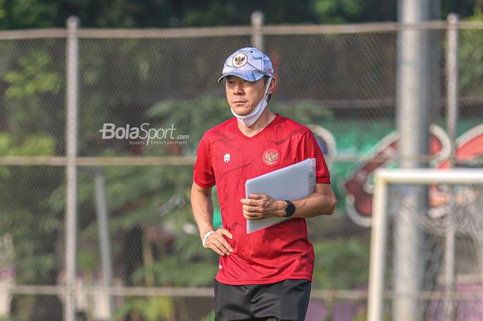 Pelatih timnas Indonesia, Shin Tae-yong, sedang mengamati para pemainnya dalam sesi latihan di Lapangan G (Panahan), Senayan, Jakarta, 2 Oktober 2021.