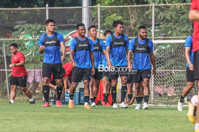 Sejumlah pemain timnas Indonesia (dari kiri ke kanan); Fachruddin Aryanto, Ramai Rumakiek, Miftah Anwar Sani, Dedik Setiawan dan Yabes Roni dalam sesi latihan di Lapangan G (Panahan), Senayan, Jakarta, 2 Oktober 2021.