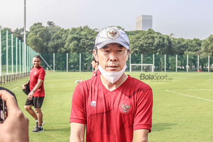 Pelatih Timnas Indonesia, Shin Tae-yong, sedang memberikan keterangan kepada awak media seusai timnya latihan di Lapangan G (Panahan), Senayan, Jakarta, 2 Oktober 2021.