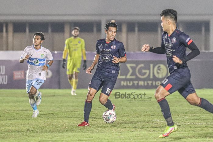 Gelandang Arema FC, Hanif Sjahbandi (tengah), sedang menguasai bola dalam laga pekan keenam Liga 1 2021 di Stadion Madya, Senayan, Jakarta, 3 Oktober 2021.