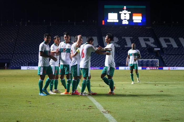 Pemain timnas Indonesia tengah merayakan gol di babak pertama melawan Taiwan pada laga play-off Piala Asia 2022 di di Stadion Chang Arena Buriram, Thailand, Senin (11/10/2021).