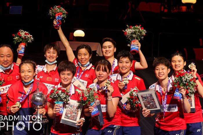 Tim putri China berpose di atas podium kampiun usai meraih trofi Uber Cup 2020 di Ceres Arena, Aarhus, Denmark, Sabtu (16/10/2021).