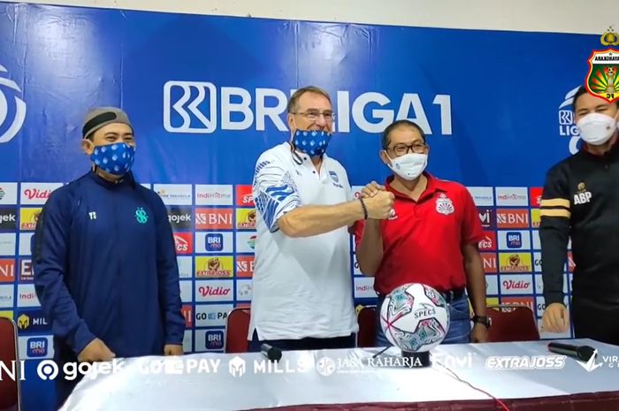 Pelatih Persib Bandung, Robert Rene Alberts dan Manajer Bhayangara FC, Sumardji, sepakat berdamai setelah terjadi kericuhan antar official kedua tim pada Sabtu (16/10/2021).