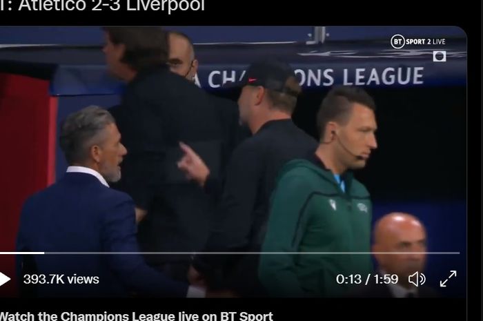 Pelatih Liverpool, Juergen Klopp, tampak kesal dengan reaksi pelatih Atletico Madrid, Diego Simeone, seusai laga.