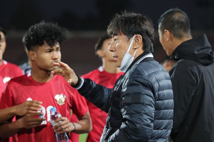 Pelatih timnas U-23 Indonesia, Shin Tae-yong, tengah memberi instuksi saat laga melawan Tajikistan