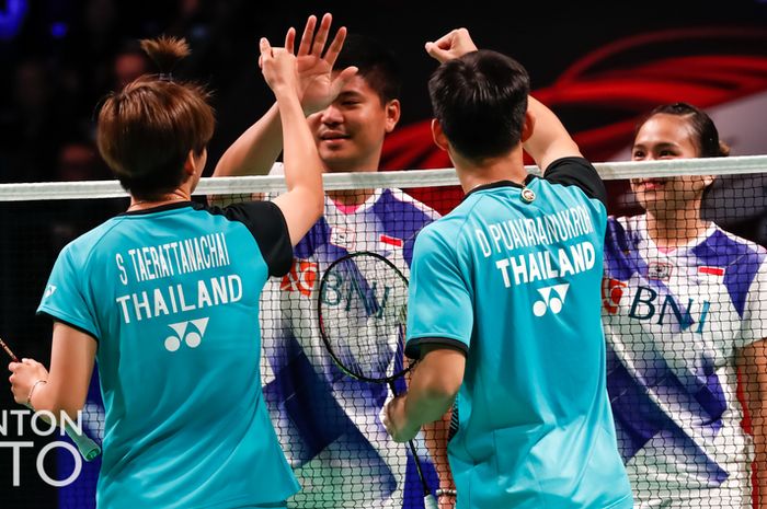 Pasangan ganda campuran Indonesia, Praveen Jordan/Melati Daeva Oktavianti (jersey putih), harus mengakui keunggulan wakil Thailand, Dechapol Puavaranukroh/Sapsiree Taeranattachai, pada semifinal Denmark Open 2021 di Odense Sports Park, Odense, Denmark, 23 Oktober 2021.