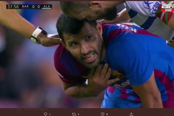 Penyerang Barcelona, Sergio Aguero, ketika memegangi dadanya yang mendadak kesakitan di tengah laga kontra Alaves.