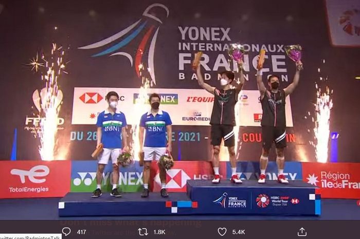 Marcus Fernaldi Gideon/Kevin Sanjaya Sukamuljo saat naik podium runner-up di sebelah Ko Sung-hyun/Shin Baek-cheol (Korea Selatan) yang juarai French Open 2021, Minggu (31/10/2021).