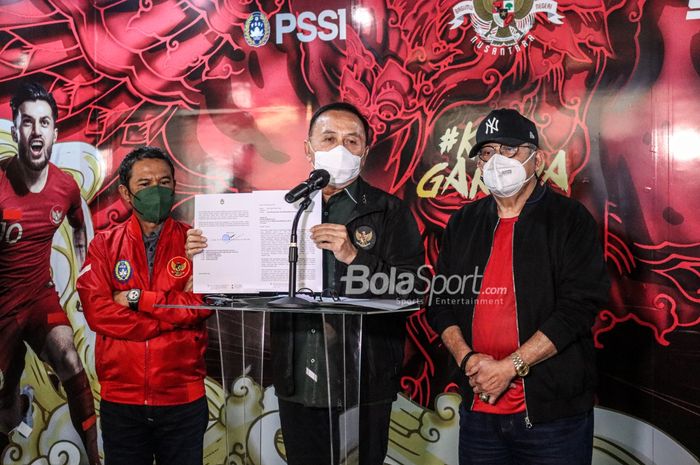 Ketua Umum PSSI, Mochamad Iriawan (tengah), sedang menunjukkan surat pengusutan terkait kasus match fixing kepada awak media dan ditemani oleh jajarannya Yunus Nusi (kiri) dan Erwin Tobing (kanan) di Kantor PSSI, Senayan, Jakarta, 6 November 2021.