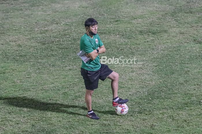 Pelatih timnas Indonesia, Shin Tae-yong, sedang mengamati para pemainnya di Lapangan B, Senayan, Jakarta, 9 November 2021.