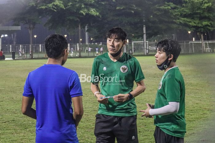 Pelatih timnas Indonesia, Shin Tae-yong (tengah), sedang memberikan arahan kepada salah satu pemainnya di Lapangan B, Senayan, Jakarta, 9 November 2021.