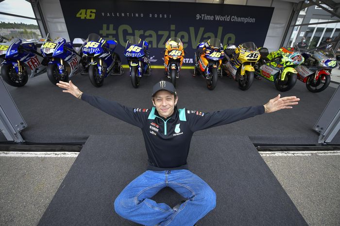 Pembalap Petronas Yamaha SRT, Valentino Rossi, berpose dengan motor yang menemani perjalanan kariernya sebagai pembalap dalam konferensi pers khusus menjelang pensiun di Valencia, Spanyol, Kamis (11/11/2021).