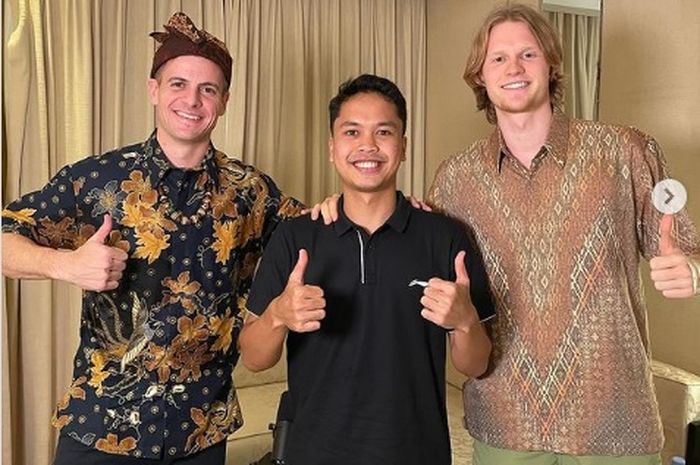 Tunggal putra Indonesia, Anthony Sinisuka Ginting (tengah) saat diundang podcast  oleh Anders Antonsen (kanan) dan Hans-Kristian Solberg Vittinghus (kiri).